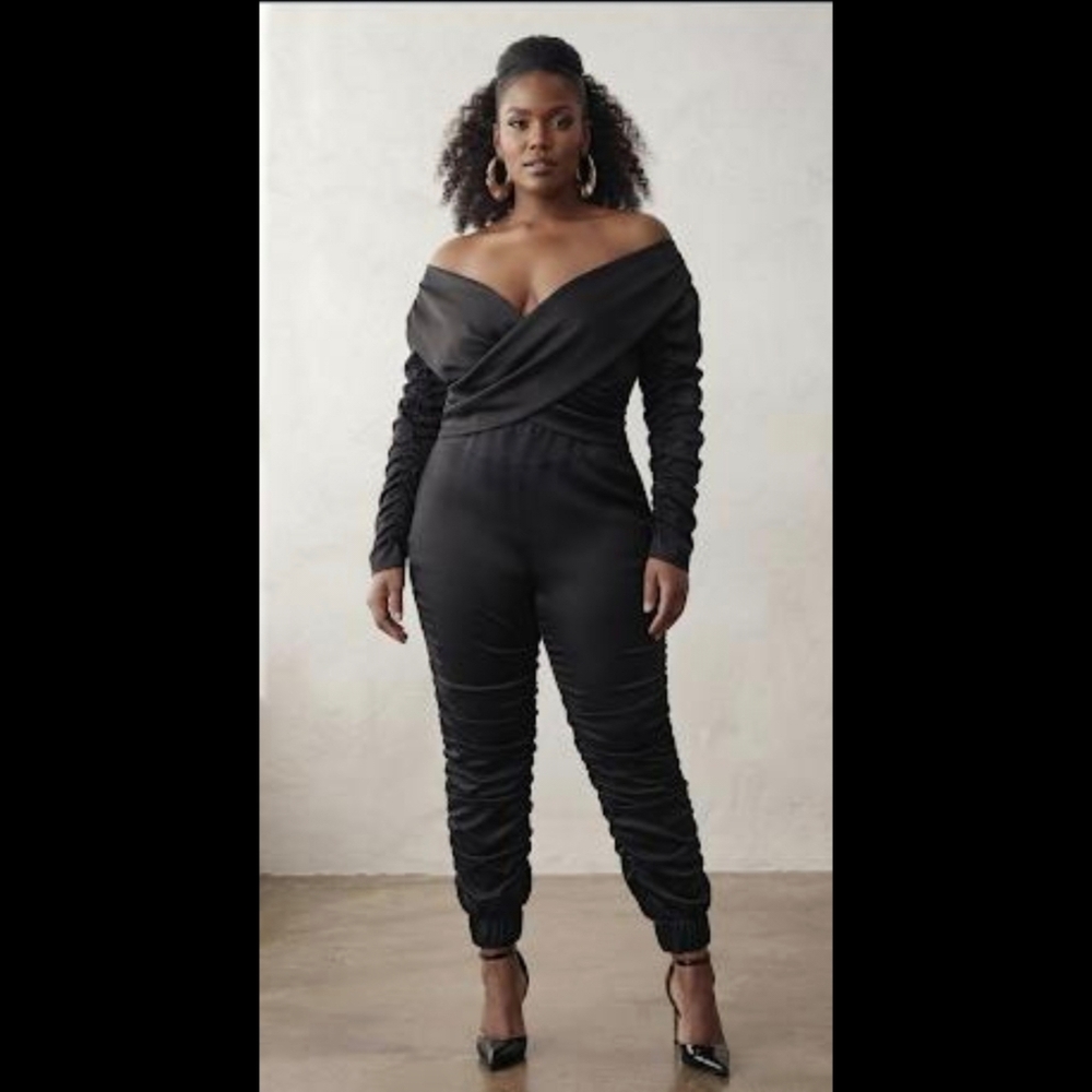 🆕️ LISTING!! BNWOT OFF SHOULDER CRISS CROSS RUCHED JUMPSUIT